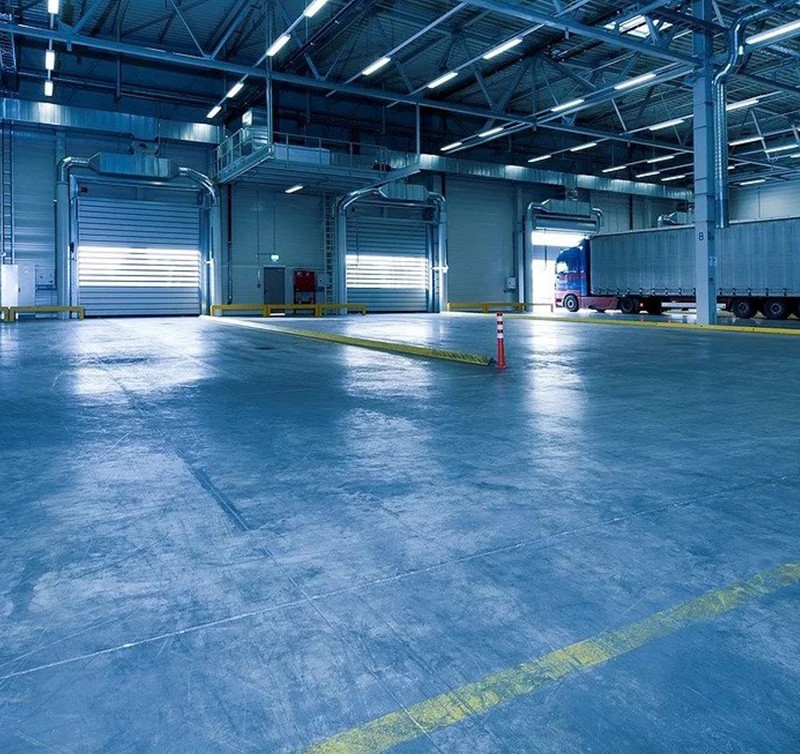 Een betonvloer geeft een stoer en industrieel uiterlijk aan uw interieur