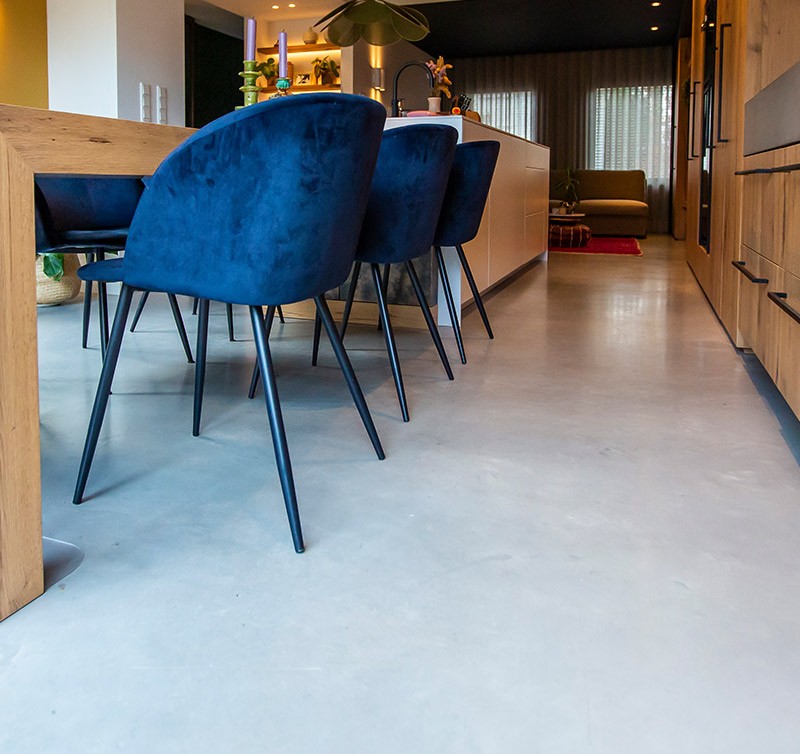 Een betonvloer geeft een stoer en industrieel uiterlijk aan uw interieur